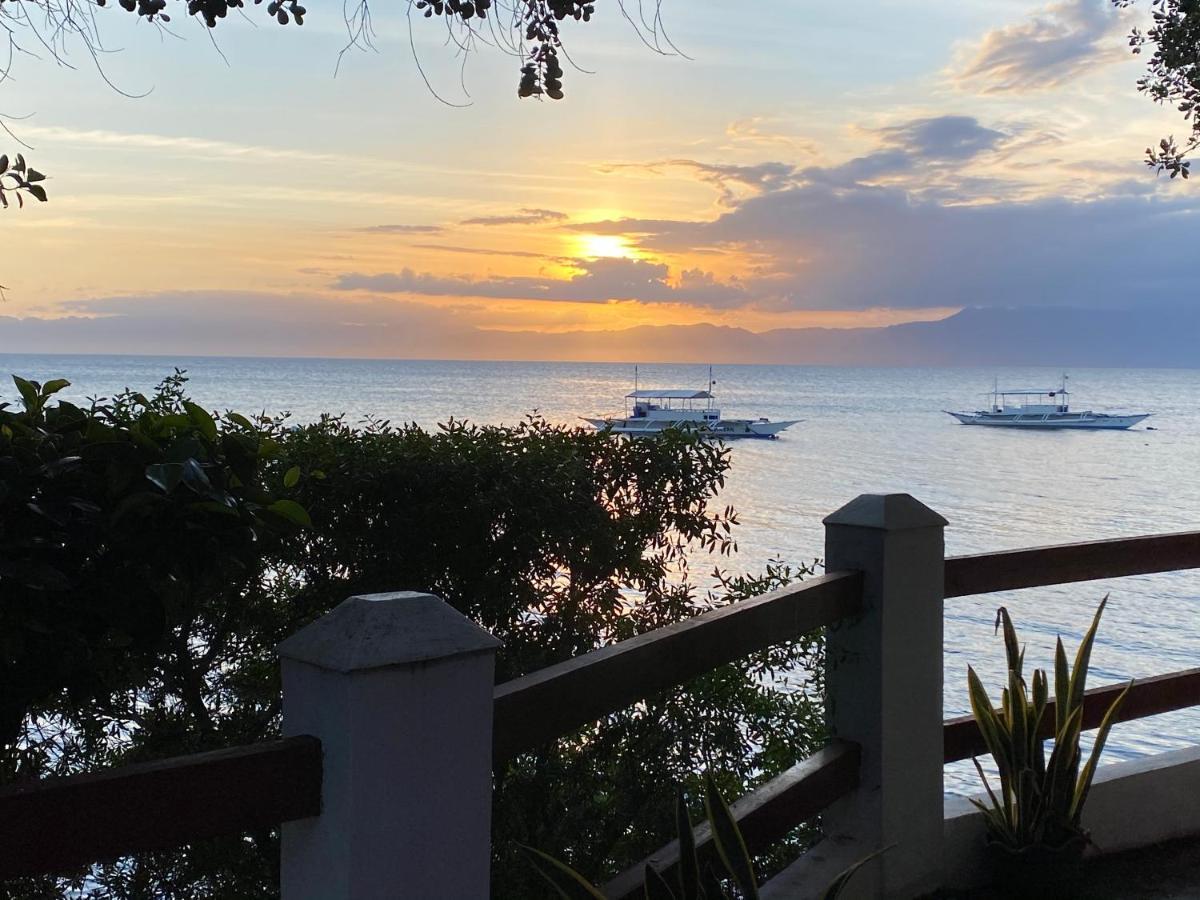 Pescador View - Beachfront & Nearby The Ocean Hostels & Restaurant Moalboal Esterno foto