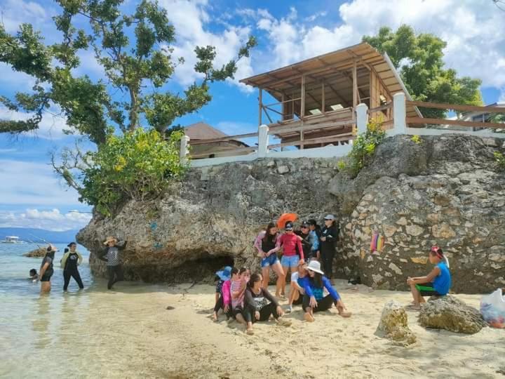 Pescador View - Beachfront & Nearby The Ocean Hostels & Restaurant Moalboal Esterno foto