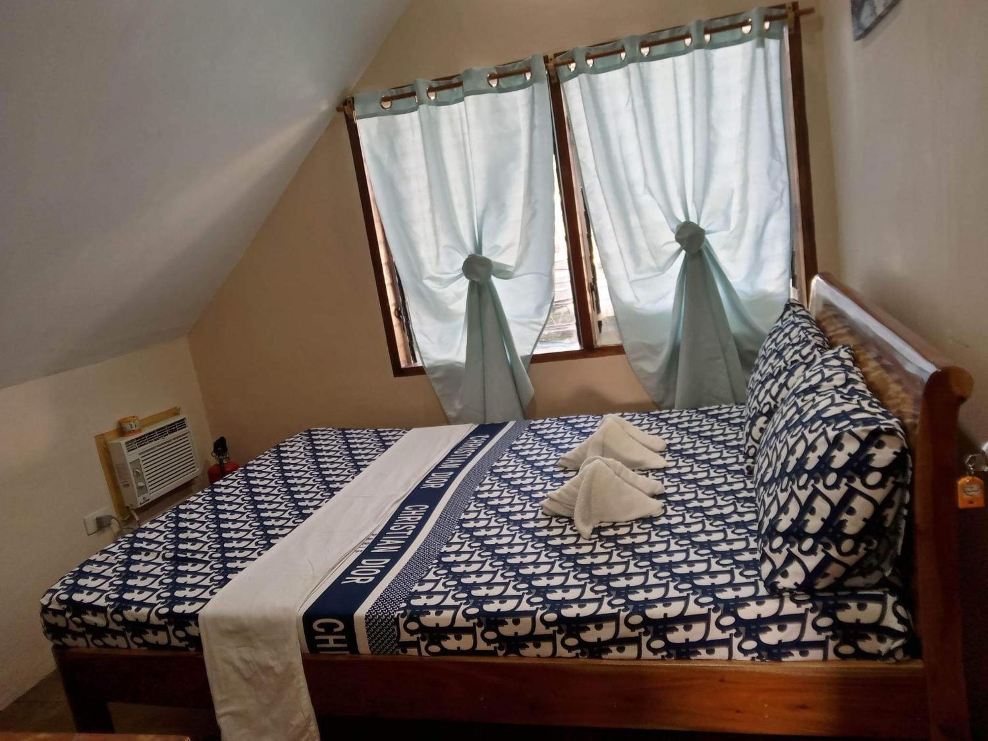 Pescador View - Beachfront & Nearby The Ocean Hostels & Restaurant Moalboal Esterno foto