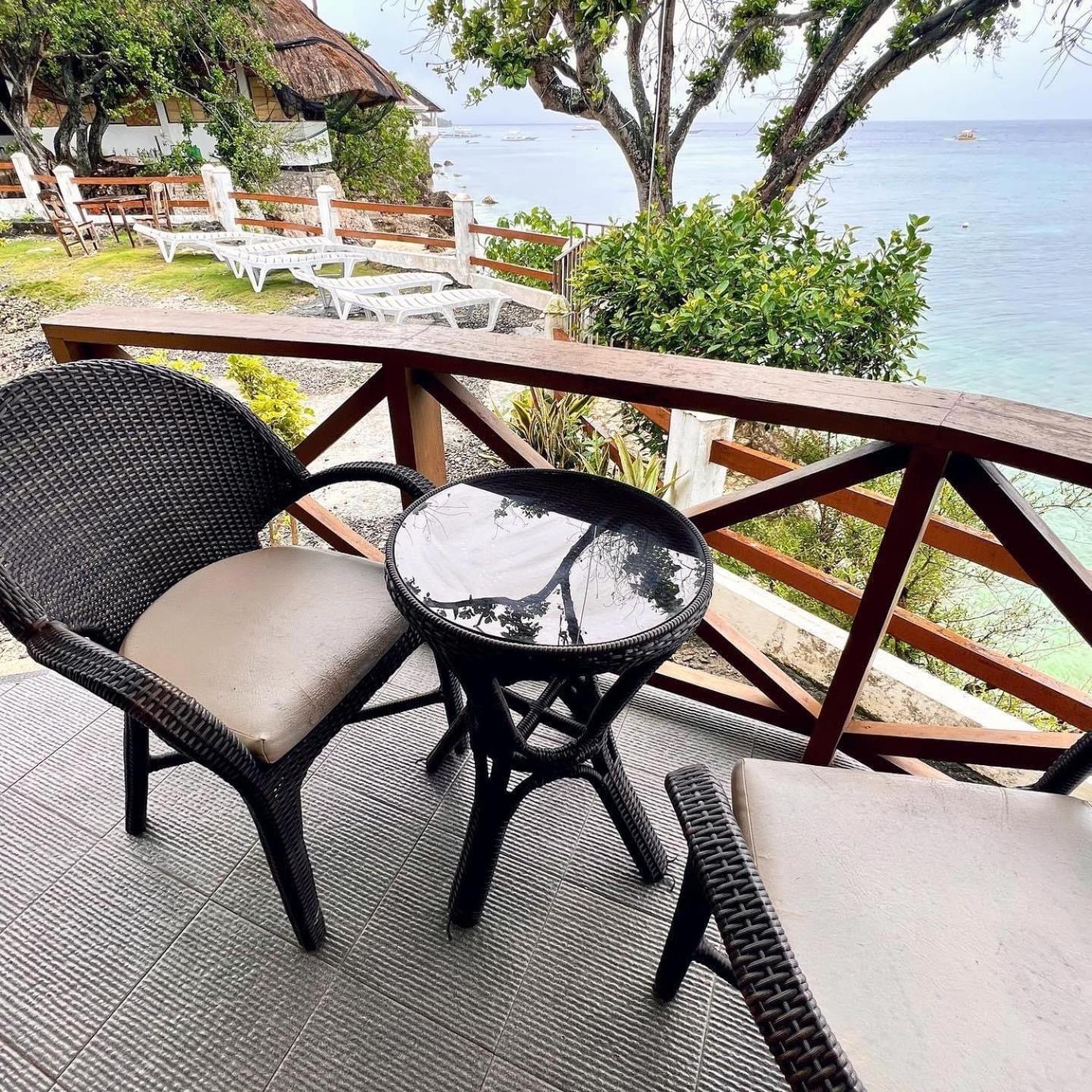 Pescador View - Beachfront & Nearby The Ocean Hostels & Restaurant Moalboal Esterno foto