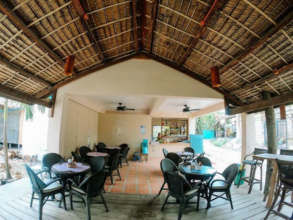 Pescador View - Beachfront & Nearby The Ocean Hostels & Restaurant Moalboal Esterno foto